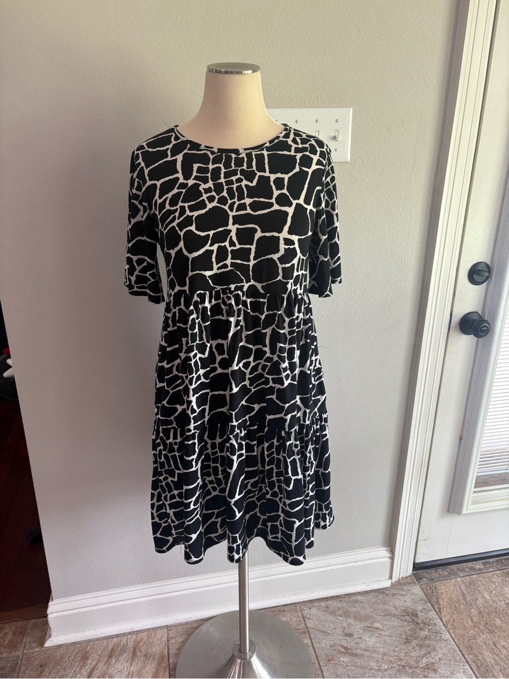 Black and white giraffe print short sleeve dress Unbranded Size small GUC